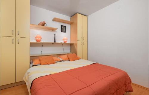 Un pat sau paturi într-o cameră la Gorgeous Apartment In Karlobag With Wifi
