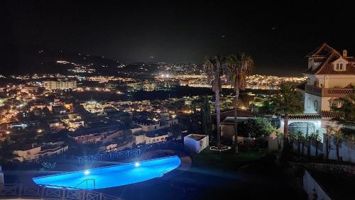 - Vistas a la ciudad por la noche y piscina en MIRADOR DEL OLIVO BEACH, en Almuñécar
