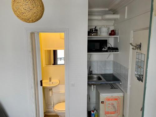 Kuchyň nebo kuchyňský kout v ubytování Home Sweet Home Montmartre Duperre