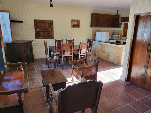 uma cozinha e sala de jantar com mesa e cadeiras em Hostal casa de las gargolas em Amapala