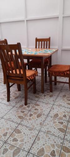 Alojamiento familiar, habitación o departamento في إكيكي: طاولة وكرسيين وطاولة