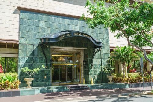 a building with a sign that reads the main entrance at Studio Unit at the Royal Garden, in Waikiki ワイキキ・ロイヤルガーデン in Honolulu