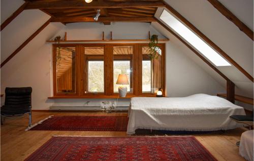 - une chambre mansardée avec un lit et une fenêtre dans l'établissement Pet Friendly Home In Vinslv With House A Panoramic View, à Vinslöv