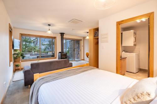 sypialnia z dużym białym łóżkiem i łazienką w obiekcie Freycinet Stone Studio 8 - Sandstone w mieście Coles Bay