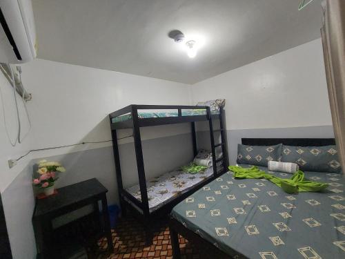 เตียงสองชั้นในห้องที่ Maui's Place