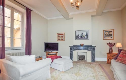 Elle comprend un salon doté d'un mobilier blanc et d'une cheminée. dans l'établissement Amazing Home In Thézan-Des-Corbières, à Thézan-des-Corbières
