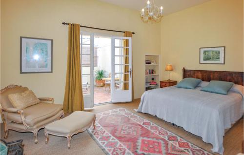 Thézan-des-Corbières的住宿－泰桑雷斯科比爾勒59號度假屋，卧室配有床、椅子和窗户。