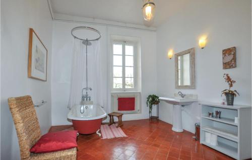 Thézan-des-Corbières的住宿－泰桑雷斯科比爾勒59號度假屋，带浴缸和盥洗盆的浴室
