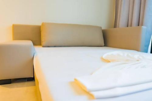 1 cama con ordenador portátil encima en salinas premium resort, en Salinópolis