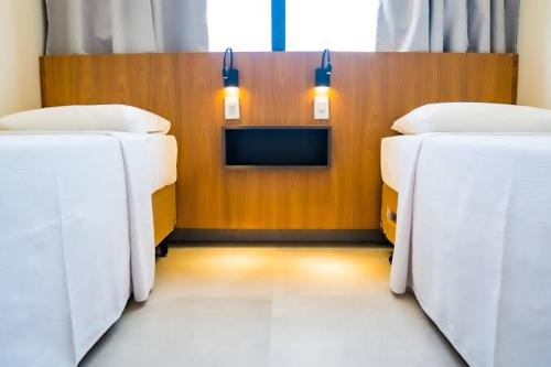 Habitación con 2 camas en una habitación con luces en salinas premium resort, en Salinópolis