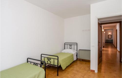 a bedroom with two beds and a hallway at 5 Bedroom Beautiful Home In Giove in Giove