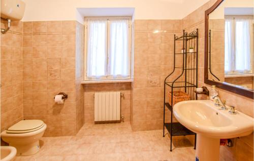 Bathroom sa Pet Friendly Home In Giove With House A Panoramic View