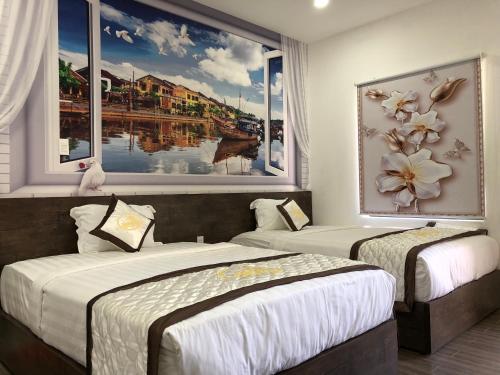 朱篤的住宿－Sang Như Ngọc Resort，带2扇大窗户的客房内的2张床
