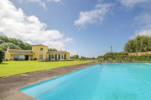 Bazén v ubytování Torre do Termo Exquisite w pool nebo v jeho okolí