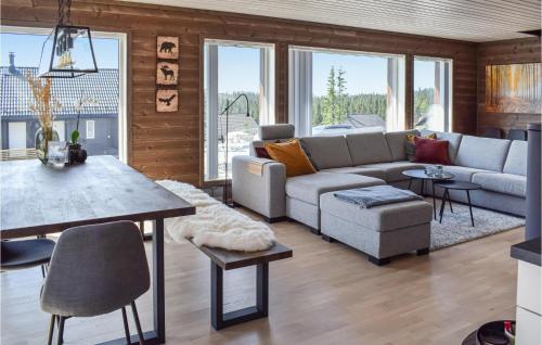 Χώρος καθιστικού στο 4 Bedroom Cozy Home In Sjusjøen