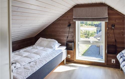 - un canapé dans une chambre avec fenêtre dans l'établissement 4 Bedroom Cozy Home In Sjusjen, à Sjusjøen