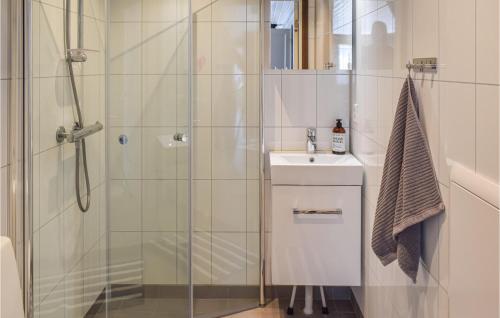 La salle de bains est pourvue d'une douche et d'un lavabo. dans l'établissement 4 Bedroom Cozy Home In Sjusjen, à Sjusjøen