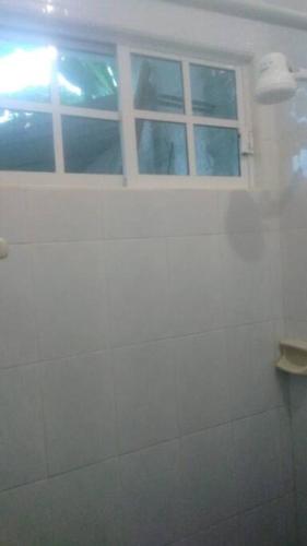 a bathroom with a window and a toilet in it at Departamento CUARTITO MODESTO DEL PRECIOSO in Martínez de La Torre