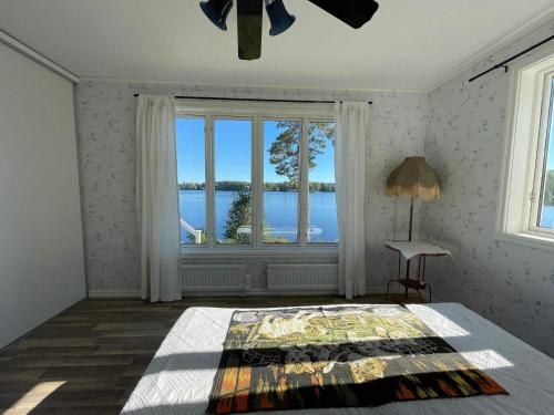 1 dormitorio con cama y ventana grande en Holiday home BRUZAHOLM III, en Bruzaholm