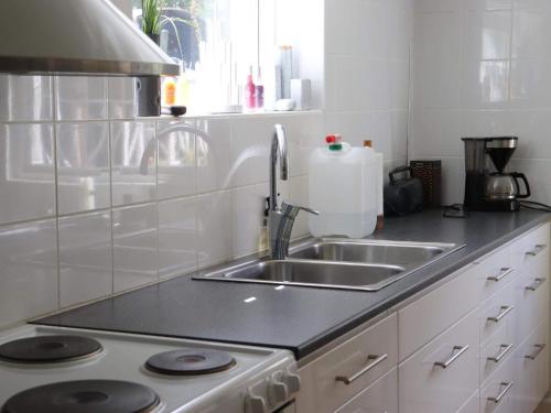 uma cozinha com um lavatório e um fogão em Holiday home SIMLÅNGSDALEN IV em Simlångsdalen