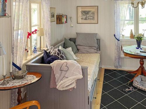 mały pokój z łóżkiem i stołem w obiekcie Holiday home öRSJö II w mieście Örsjö