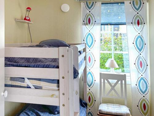 een slaapkamer met 2 stapelbedden en een raam bij Holiday home HJO III in Hjo
