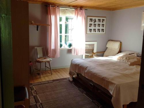 um quarto com uma cama e uma janela em Holiday home RAMSJÖ II em Ramsjö
