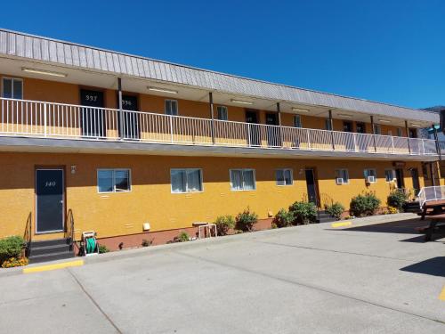 an empty parking lot in front of a building at Richter Pass Beach Resort in Osoyoos