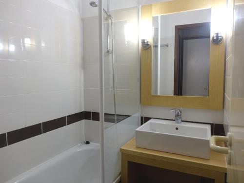 une salle de bain avec un lavabo et une douche dans l'établissement Studio cosy à 5 min du port et de la plage, avec terrasse et parking - 4 pers - FR-1-639-78, à Arzon
