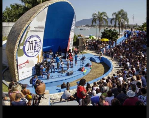 a crowd of people sitting around a water slide at Luias apartamento pousada de praia rio das ostras ao lado do shopping plaza com wi-fi e tv grátis van na porta in Rio das Ostras