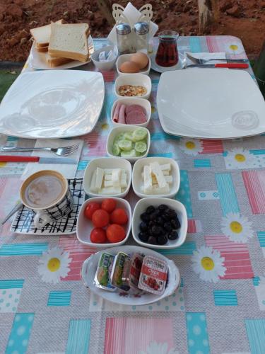 una tavola con piatti di cibo su un tavolo di Secret Garden Guest House 04 a Famagusta