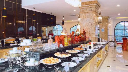 ハザンにあるPhoenix Hotel Hà Giangのビュッフェ