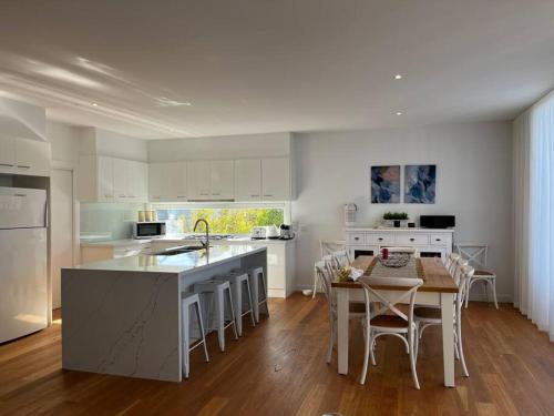 Kuchyň nebo kuchyňský kout v ubytování Smiths Beach Retreat - Surfers heaven FreeWiFi