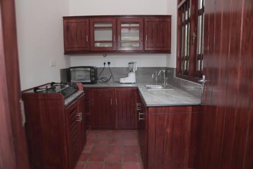 Dapur atau dapur kecil di Kirala Villa
