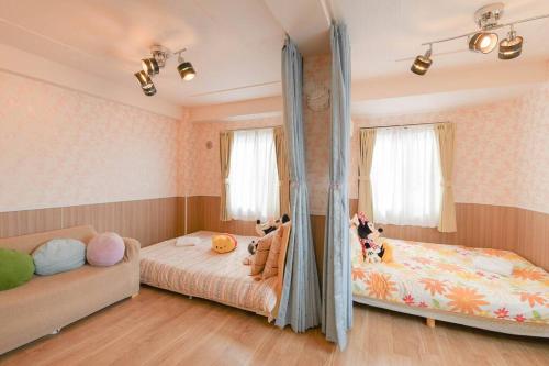 a bedroom with two beds and a mirror at JINGHOUSE小岩 Direct to Shinjuku/airport/close to station in Tokyo