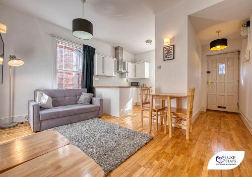 Luke Stays - Peveril Drive – Photos 2