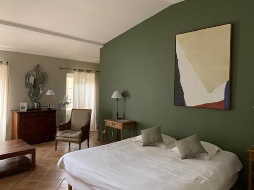 Postel nebo postele na pokoji v ubytování Hôtel de Mirmande