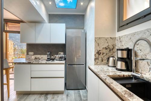 Dapur atau dapur kecil di Apartment les Sablettes panoramic sea view