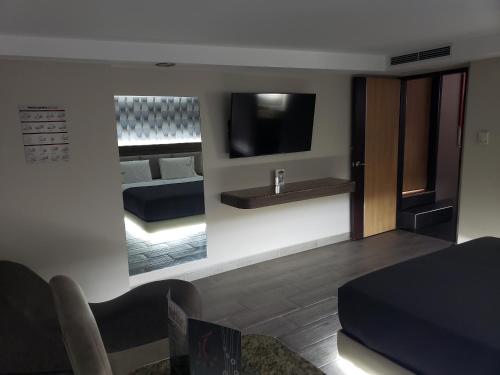 a room with a bed and a sink and a mirror at Motel Nuevo Tijuana in Mexico City