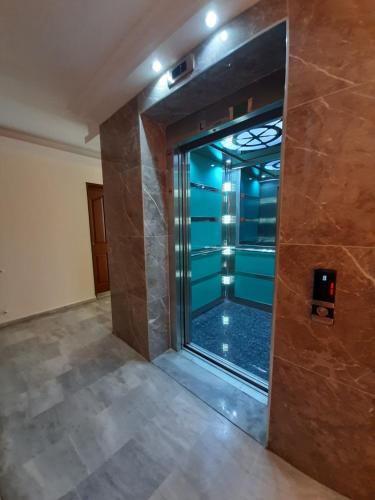 um quarto vazio com vista para uma janela em Liman Apart Hotel em Marmaris