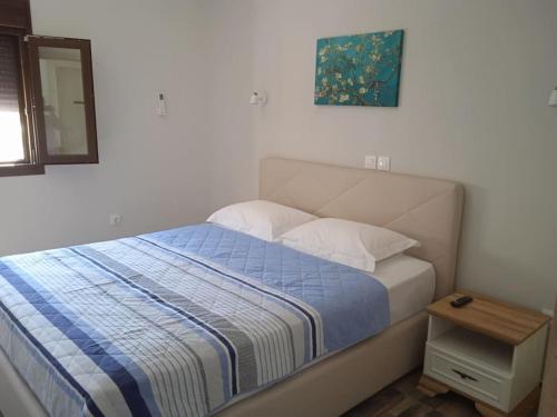 Giường trong phòng chung tại Kamares View (Απέραντο Γαλάζιο)