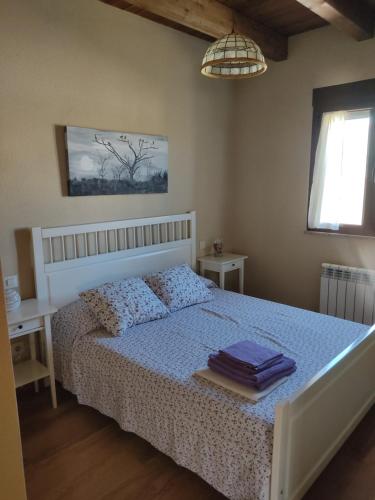 ein Schlafzimmer mit einem Bett mit zwei Handtüchern darauf in der Unterkunft UN RINCÓN EN LA MORAÑA in Avila