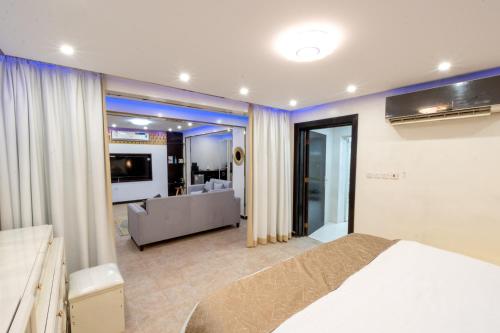 1 dormitorio con 1 cama y sala de estar en المرجانة للوحدات السكنية en Rafha