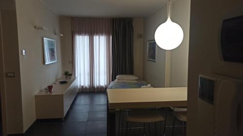 Apartment 704 tesisinde bir odada yatak veya yataklar