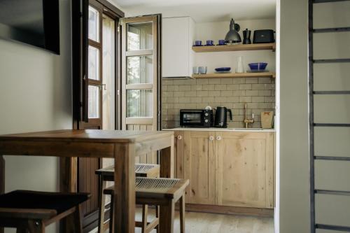 cocina con armarios de madera y mesa en Apartamentos Etxetxu Branka eta Ankora, en Getxo