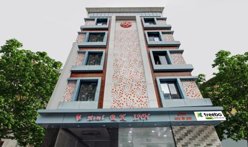 um edifício alto com um relógio na lateral em Treebo Trend Hotel Rk Inn, Railway Station em Nagpur