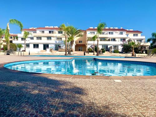 uma piscina em frente a um edifício em Nissi 3 C14 Sea View Top Floor Apartment em Agia Napa