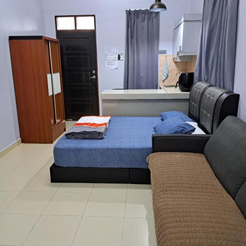 ein Wohnzimmer mit einem Bett und einem Sofa in der Unterkunft Avohomestay YouTube Netflix in Kuala Terengganu