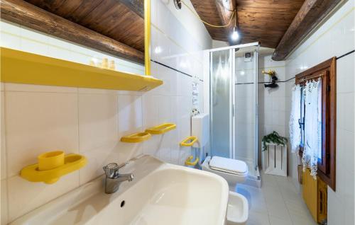 y baño con bañera, aseo y lavamanos. en Villacolli, en Valnogaredo