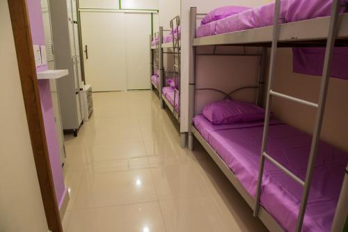 Двухъярусная кровать или двухъярусные кровати в номере Carnaval Rio Hostel